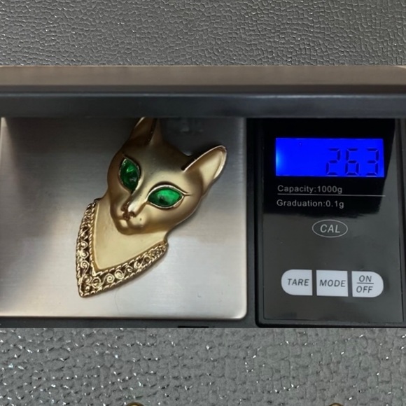 Vintage A.J.C. Signed Egyptian Cat Green Eyes Gold-tone Brooch - Picture 9 of 12